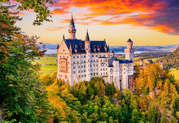 Se Neuschwanstein Castle in Autumn, Germany hos Puzzleshop