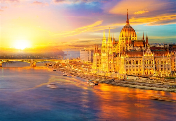 Se Hungarian Parliament at Sunset, Budapest hos Puzzleshop