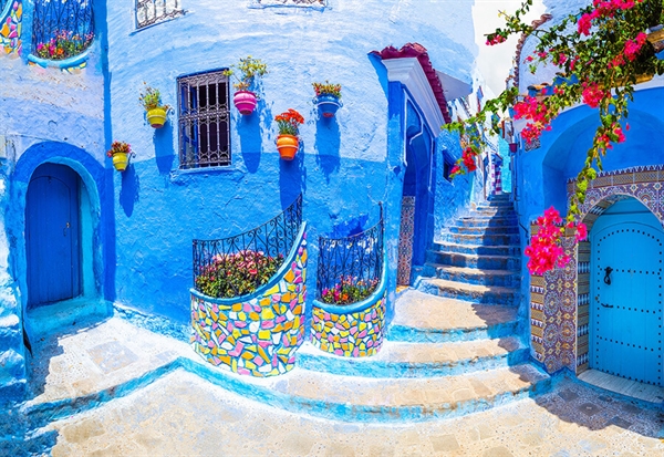 Se Turquoise Street in Chefchaouen, Maroc hos Puzzleshop